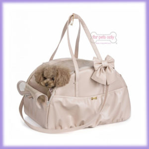 Lifestyle: Il trasportino per aerreo Aria Bag Blush di For Pets Only lo trovi da Mon Petit Boutique